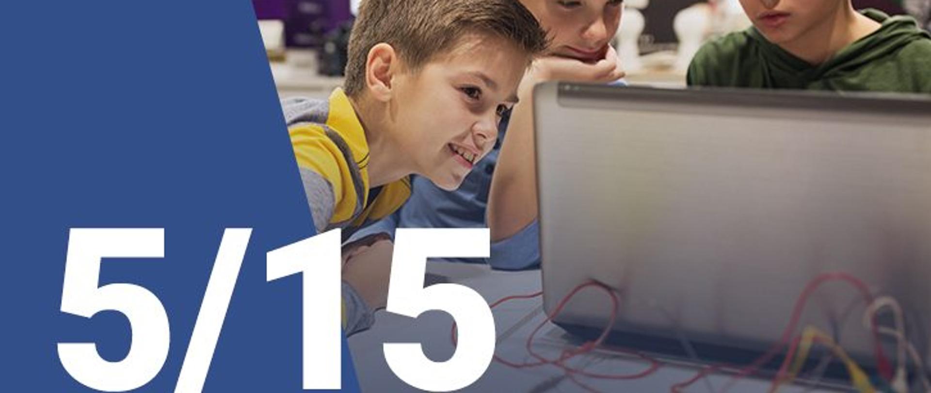 Na zdjęciu widzimy trzech chłopców patrzących na ekran laptopa. W dolnym lewym rogu widoczna jest numeracja zdjęcia (5/15)