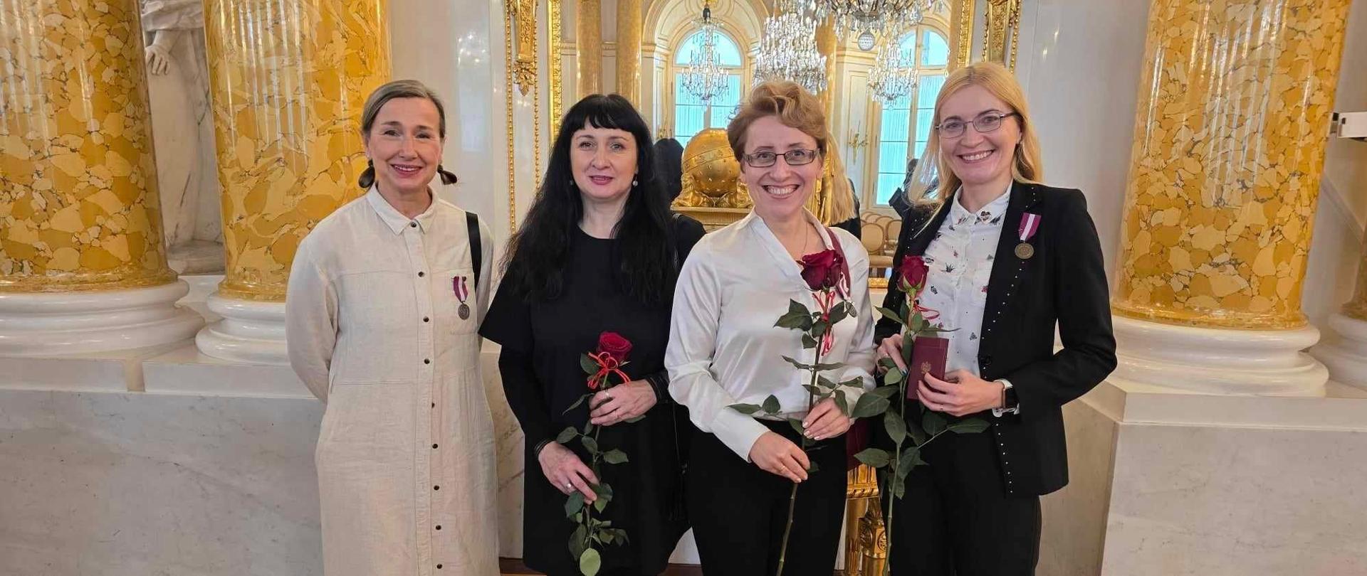 Na zdjęciu nauczycielki, które otrzymały medale za długoletnią służbę