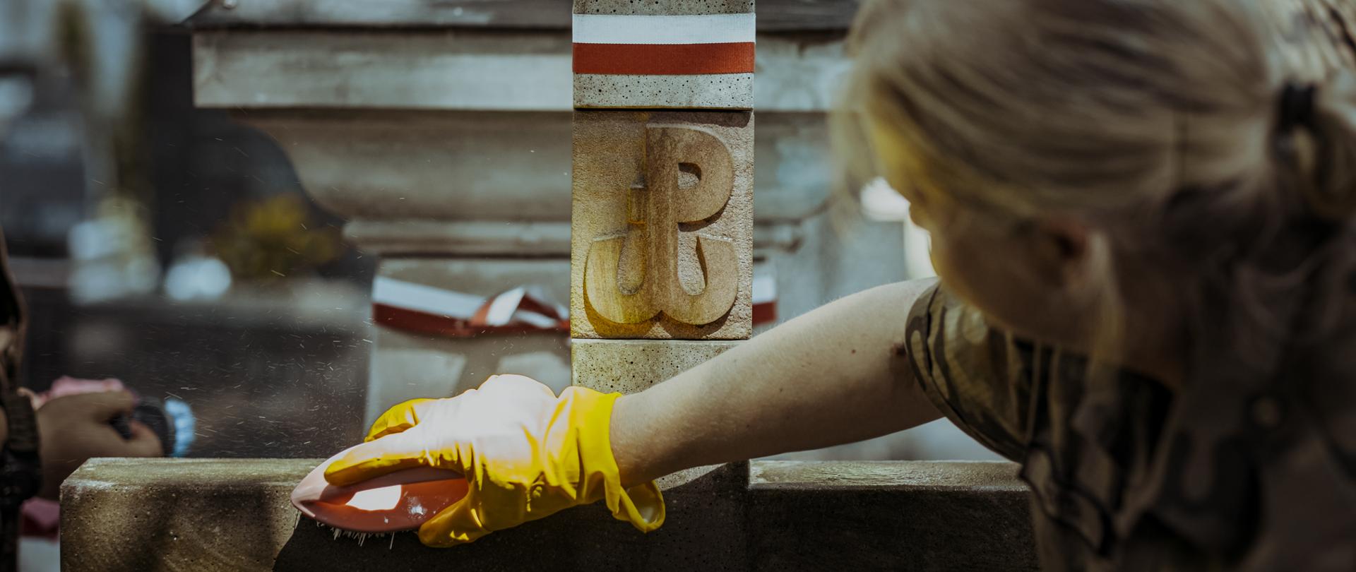 POWAZKI 4 WMBOT AKCJA SPRZATANIA GROBOW POWSTANCZYCH I WOJSKOWYCH PRZED 1 SIERPNIA ROCZNICA WYBUCHU POWSTANIA WARSZAWSKIEGO
