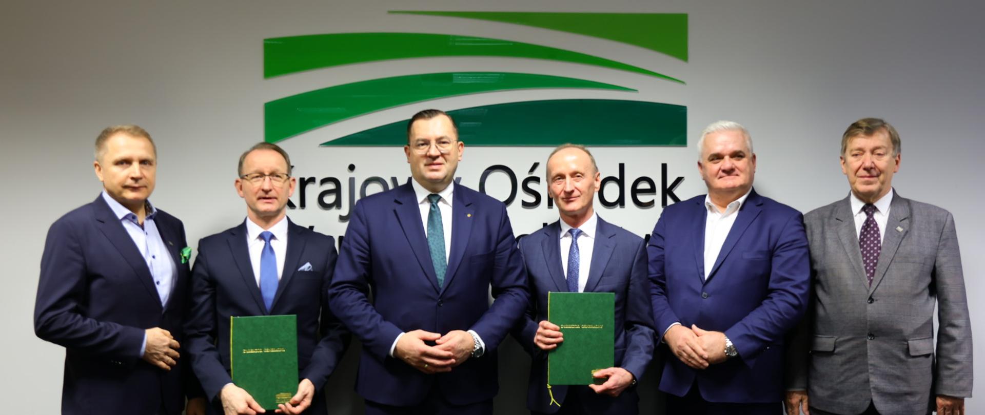 Uroczyste wręczenie zaświadczenia o zarejestrowaniu 500. spółdzielni energetycznej.
W spotkaniu wzięli udział Stefan Krajewski – Minister Rolnictwa i Rozwoju Wsi, Henryk Smolarz – Dyrektor Generalny KOWR, Jan Szopiński - Zastępca Dyrektora Generalnego KOWR. Dokumenty o zarejestrowaniu spółdzielni, odebrali Mirosław Żydek – wójt gminy Konopnica, oraz Edward Jarzynka – wójt gminy Borzechów. 