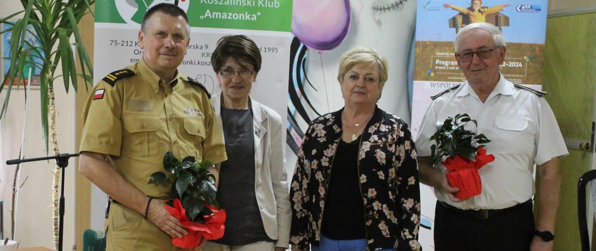 st. bryg. w st. spoczynku Jacek Szpuntowicz oraz st. asp. w st. spocz. Stanisław Rakowski podczas podziękowań w stowarzyszeniu AMAZONKA