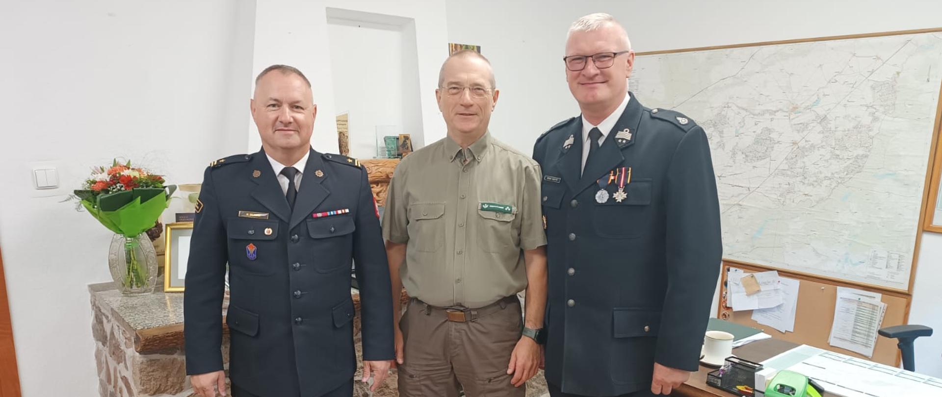 Nadleśniczy w obecności Komendanta Poiwatowego PSP w dh Edmunda Kabattka