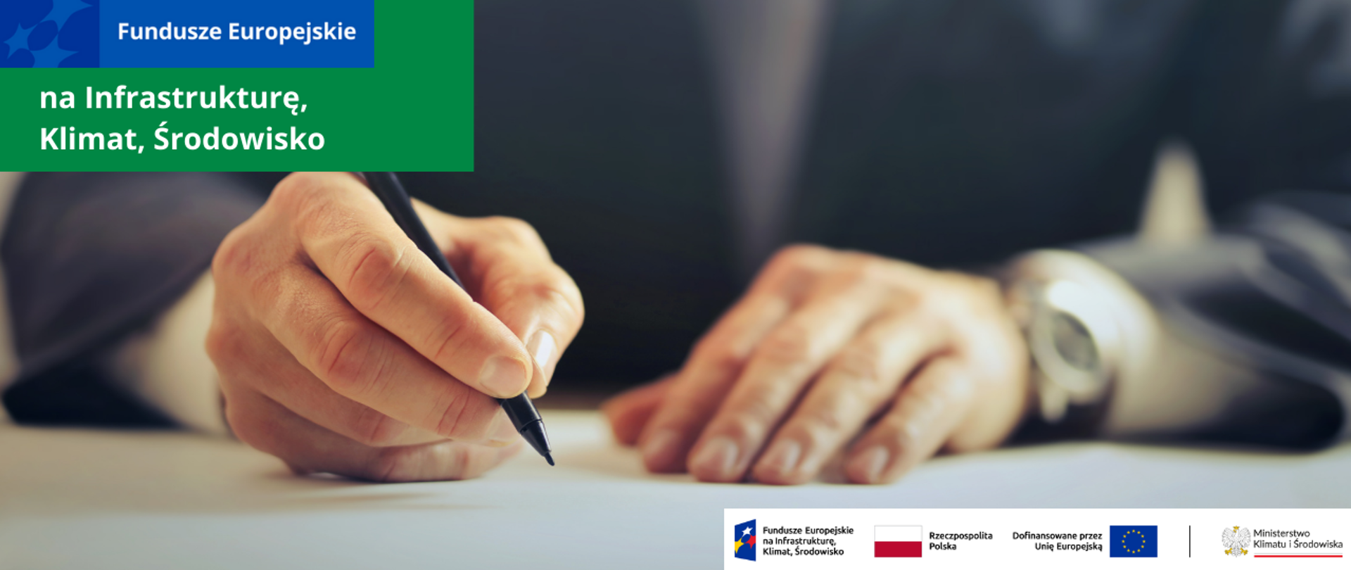 Stół, na nim dokument, który jest podpisywany przez kobietę.Zbliżenie na jej ręce. W jednym ręku pióro wietrzne. 