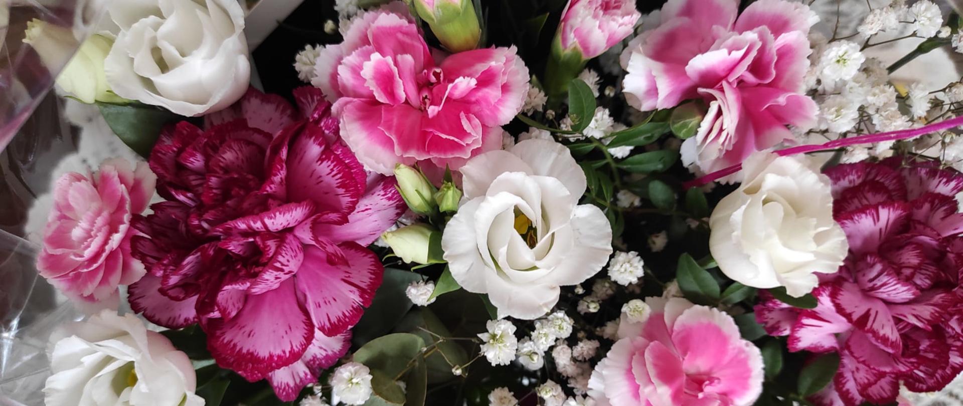 Zdjęcie przedstawią bukiet kolorowych kwiatów