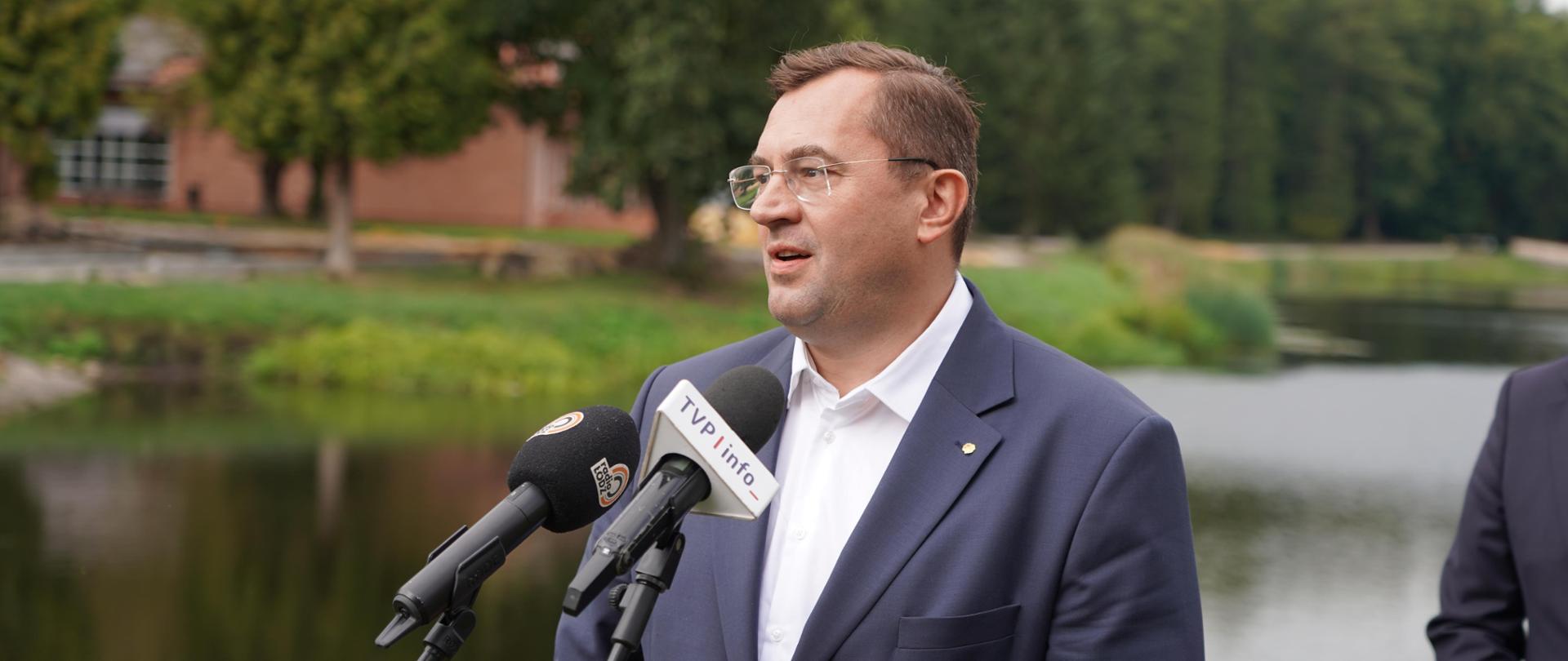 Minister Stefan Krajewski podczas briefingu prasowego (fot. MRiRW)
