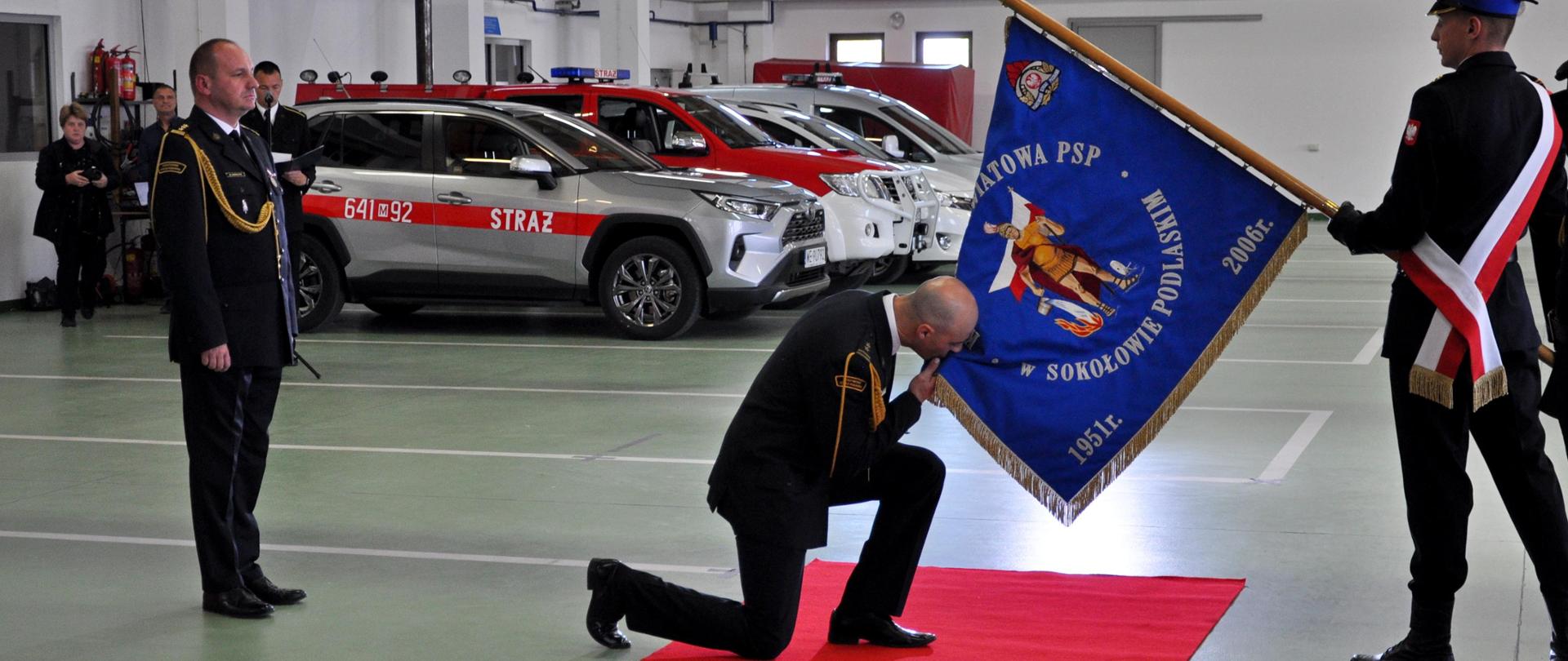 Uroczysta zbiórka z okazji powołania na stanowisko Komendanta Powiatowego PSP w Sokołowie Podlaskim - nowo powołany Komendant symbolicznie przywitał się ze sztandarem Komendy Powiatowej PSP w Sokołowie Podlaskim i złożył meldunek o przyjęciu obowiązków.