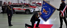 Uroczysta zbiórka z okazji powołania na stanowisko Komendanta Powiatowego PSP w Sokołowie Podlaskim - nowo powołany Komendant symbolicznie przywitał się ze sztandarem Komendy Powiatowej PSP w Sokołowie Podlaskim i złożył meldunek o przyjęciu obowiązków.