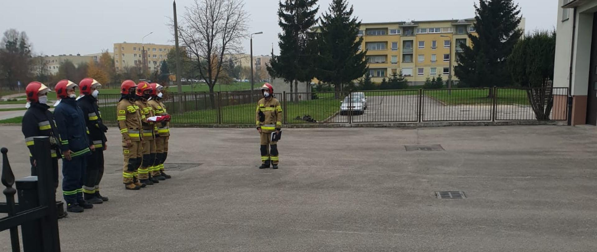 Fotografia przedstawia uroczyste podniesienie flagi państwowej