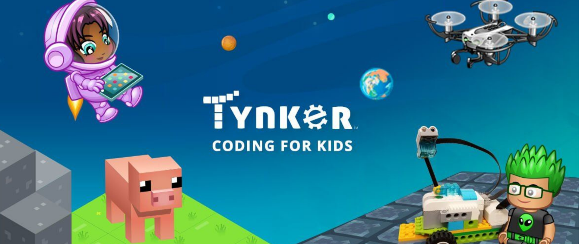 Grafika ma kolor niebieski. W czterech kątach grafiki widoczne są cztery postacie: w górym lewym rogu widać dziewczynkę kosmonautkę we fioletowym kombinezonie z tabletem w ręku. Poniżej niej widać różową świnkę ułożoną z kwadratów. Po prawej stronie, w dolnym rogu widać chłopca z zielonymi włosami i okularach w koszulce z kosmitą i ułożoną z klocków budowlą w kształcie chodzika marsjańskiego. Natomiast na górze widać drona. Na środku widnieje napic "Tynker. Coding for kids".