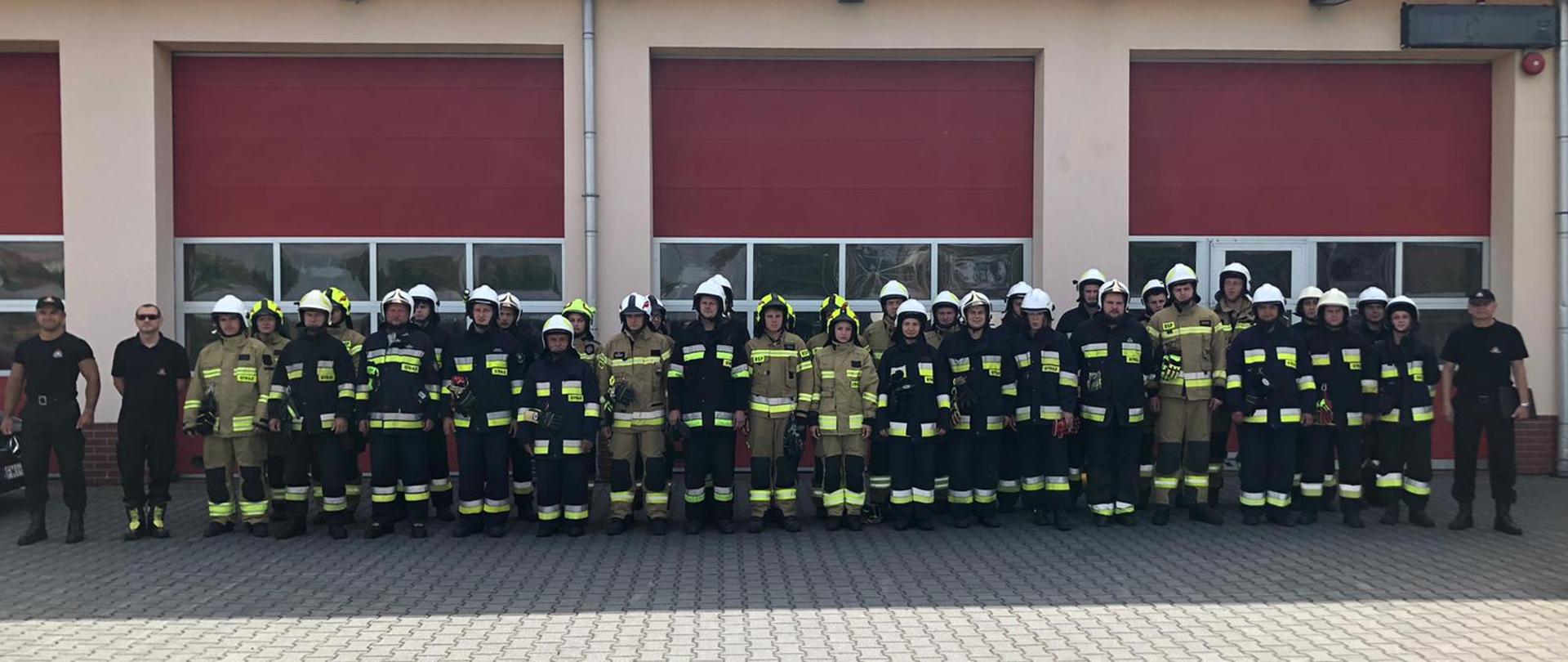 Zdjęcie przedstawia grupę absolwentów podczas egzaminu praktycznego w KP PSP Międzyrzecz kończącego szkolenie podstawowe strażaka ratownika OSP