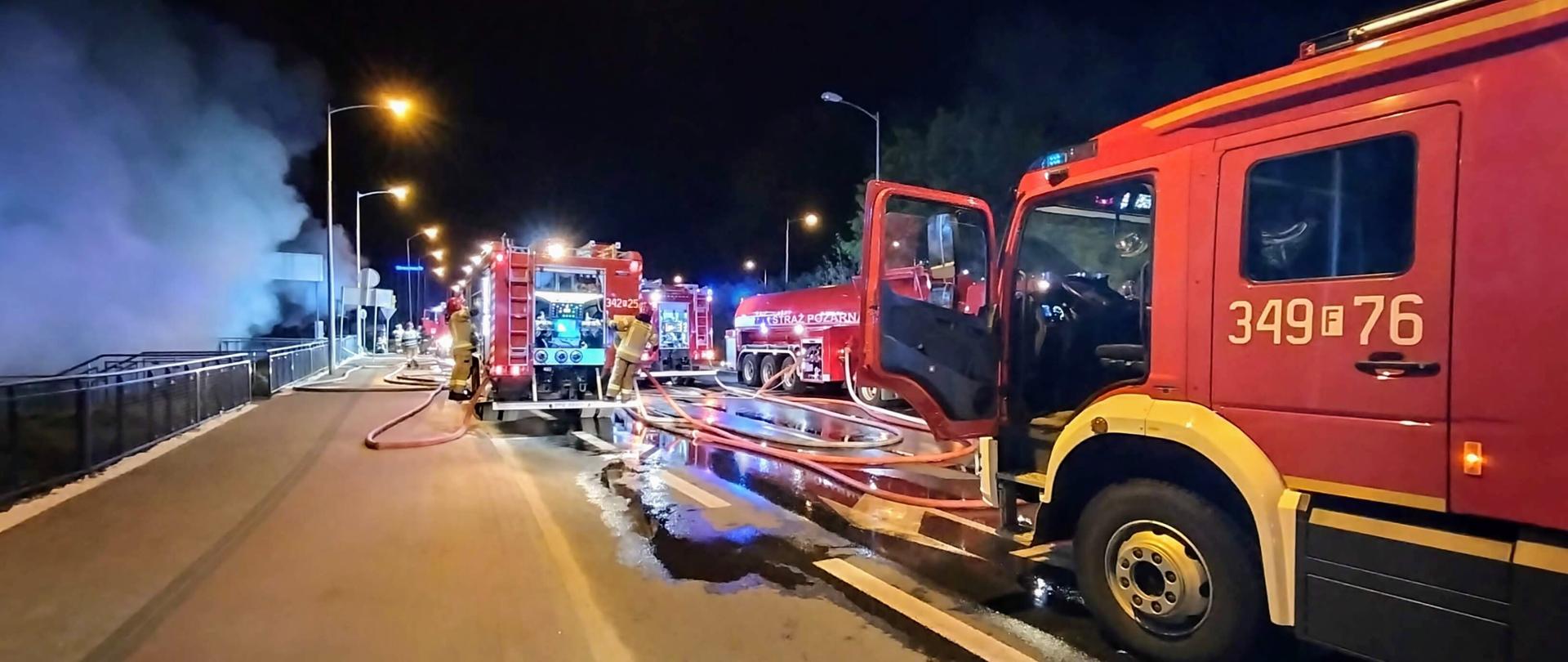 Pożar marketu budowlanego w Zielonej Górze. - po lewej dym po prawej zastepy strazy