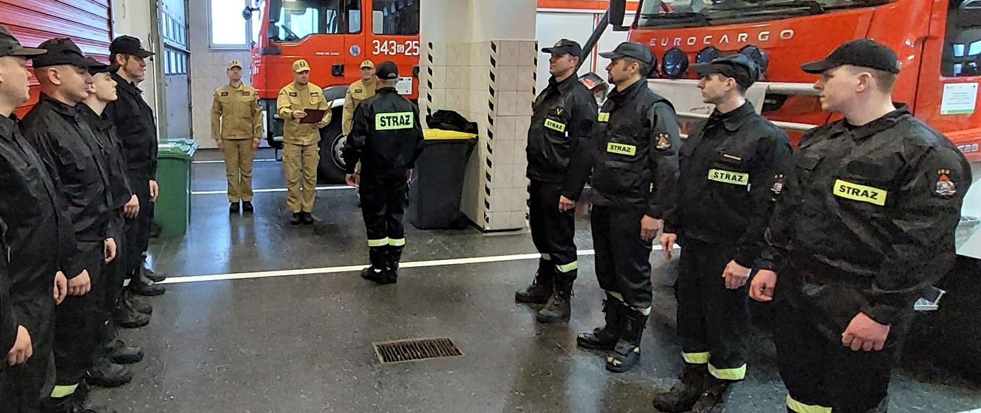 Zdjęcie przedstawia przejęcie obowiązków przez nowego dowódcy zmiany na JRG 3.