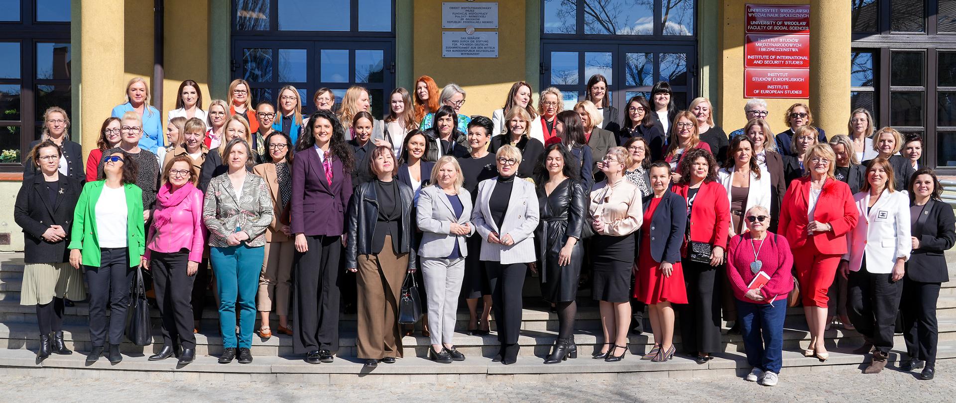 Zdjęcie prezentujące uczestniczki konferencji