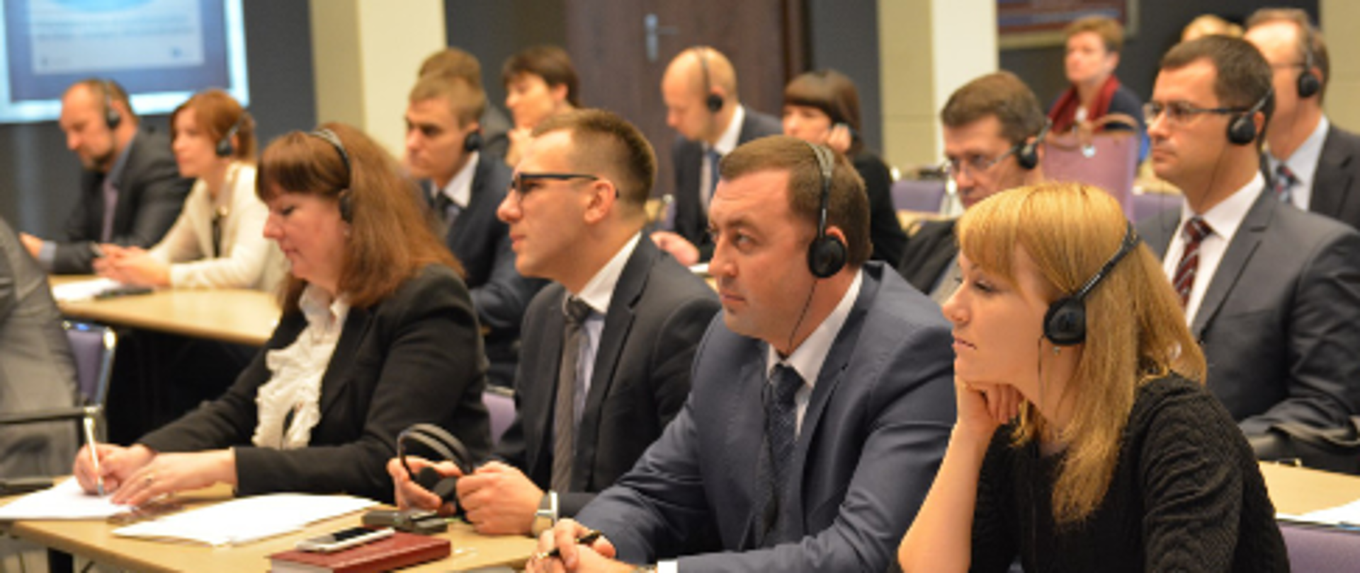 Słuchacze siedzący w ławkach w ramach zajęć Akademii Administracji Publicznej Partnerstwa Wschodniego