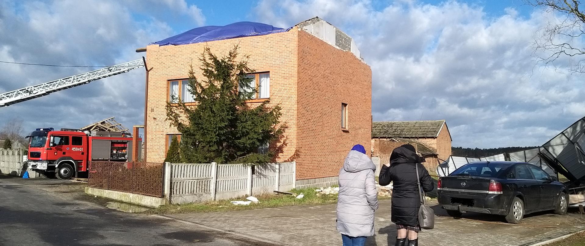 Zerwany dach na budynku mieszkalnym