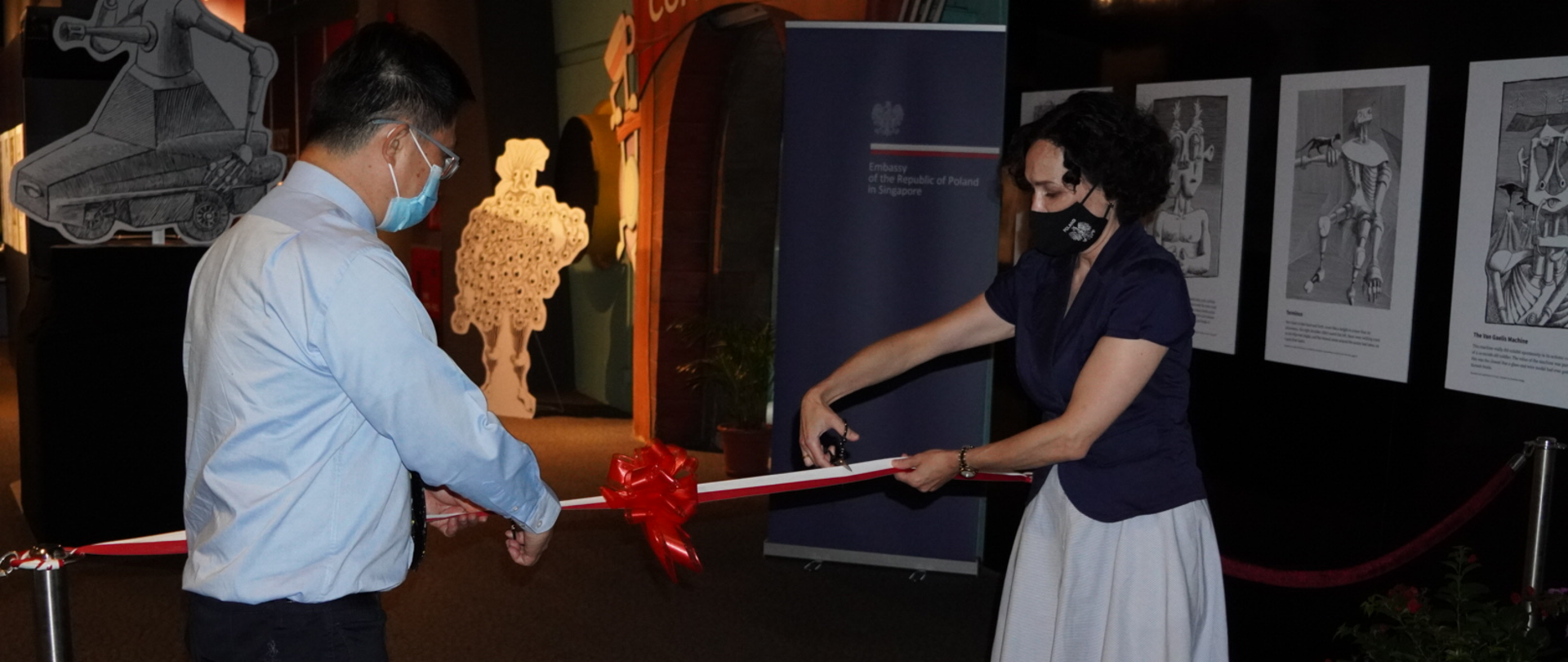 Otwarcie wystawy "Lem's Bestriary Illustrated by Mróz" w Science Centre Singapore. Wstęgę przecinają Ambassador Magdalena Bogdziewicz i Professor Lim Tit Meng 
