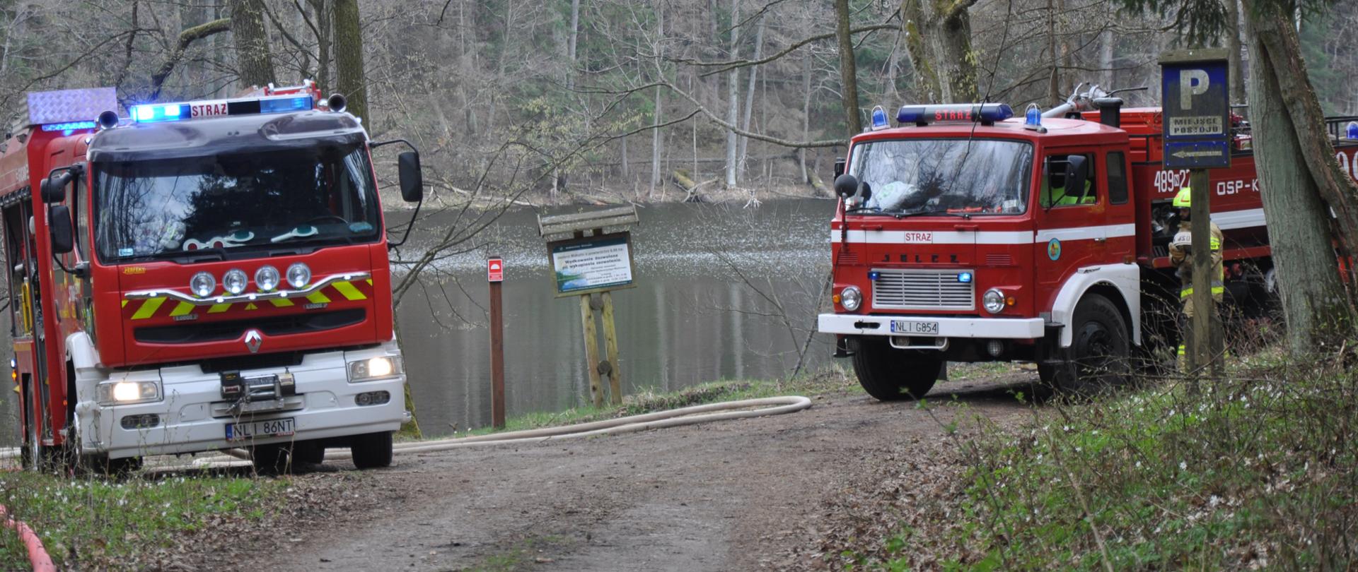 dwa zastępy OSP w punkcie czerpania wody nad jeziorem Makulin