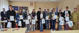 Zdjęcie przedstawia wszystkich laureatów Ogólnopolskiego Turnieju Wiedzy Pożarniczej „Młodzież zapobiega pożarom” wraz z opiekunami. 