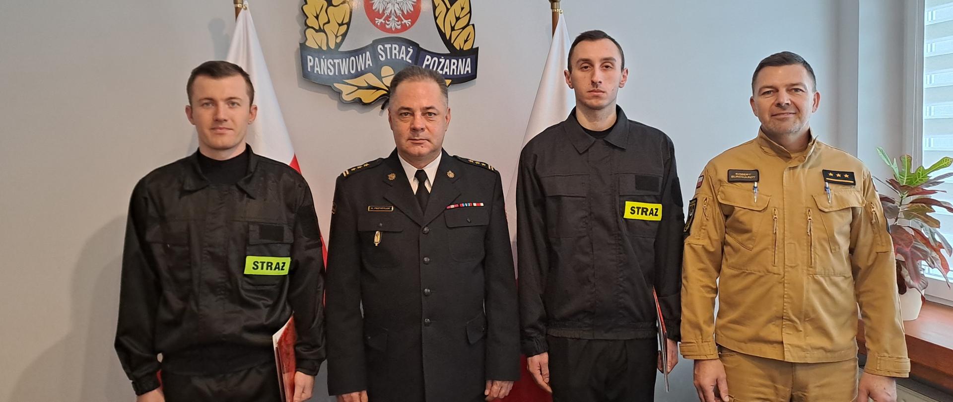 Strażacy z Komendantem i dowódcą jednostki