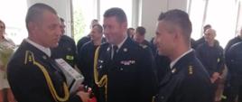 Funkcjonariusze składają życzenia asp. sztab. Jackowi Królowi