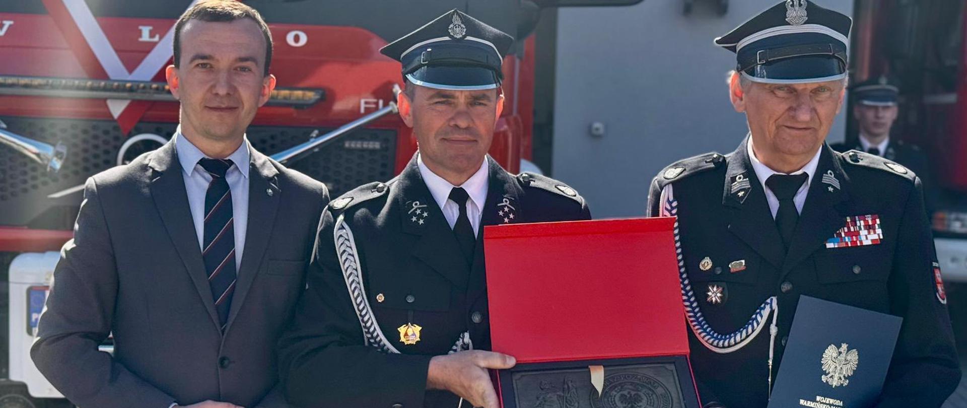 Uroczyste przekazanie nowego średniego wozu ratowniczo-gaśniczego dla Ochotniczej Straży Pożarnej w Ząbrowie z udziałem wicewojewody Szauera