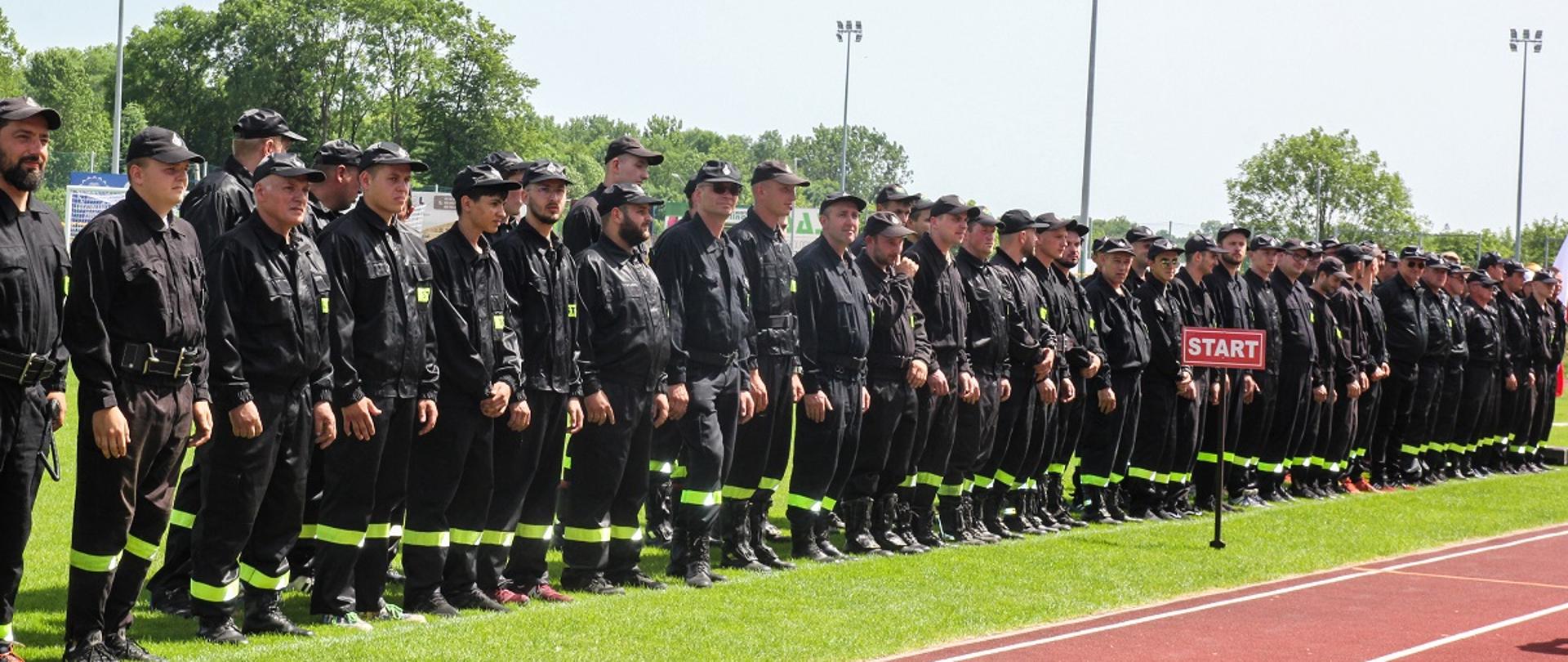 Zbiórka strażaków na płycie stadionu 
