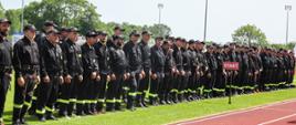 Zbiórka strażaków na płycie stadionu 