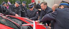 Przekazanie lekkiego samochodu ratowniczo-gaśniczego dla OSP w Modle