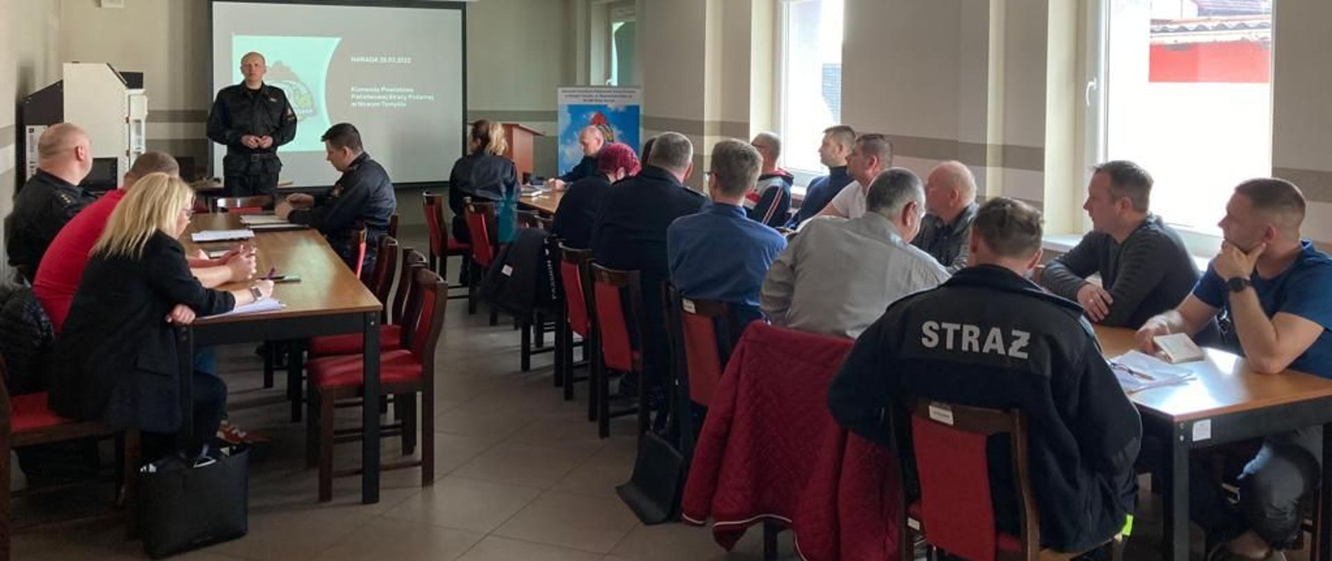 Komendant Powiatowy PSP rozpoczynający naradę.