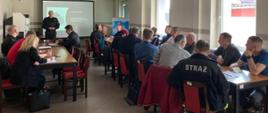 Komendant Powiatowy PSP rozpoczynający naradę.