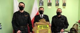 Nowe ubrania specjalne dla strażaków KP PSP Grójec. Na zdjęciu Komendant oraz Dowódcy JRG