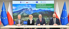 Na zdjęciu od lewej strony: Marcin Rafacz, prokurent zarządu spółki SEWiK, Stanisława Czubernat, prezes zarządu spółki SEWiK, Robert Gajda zastępca prezesa zarządu NFOŚiGW, Łukasz Filipowicz burmistrz Miasta i Gminy Zakopane.