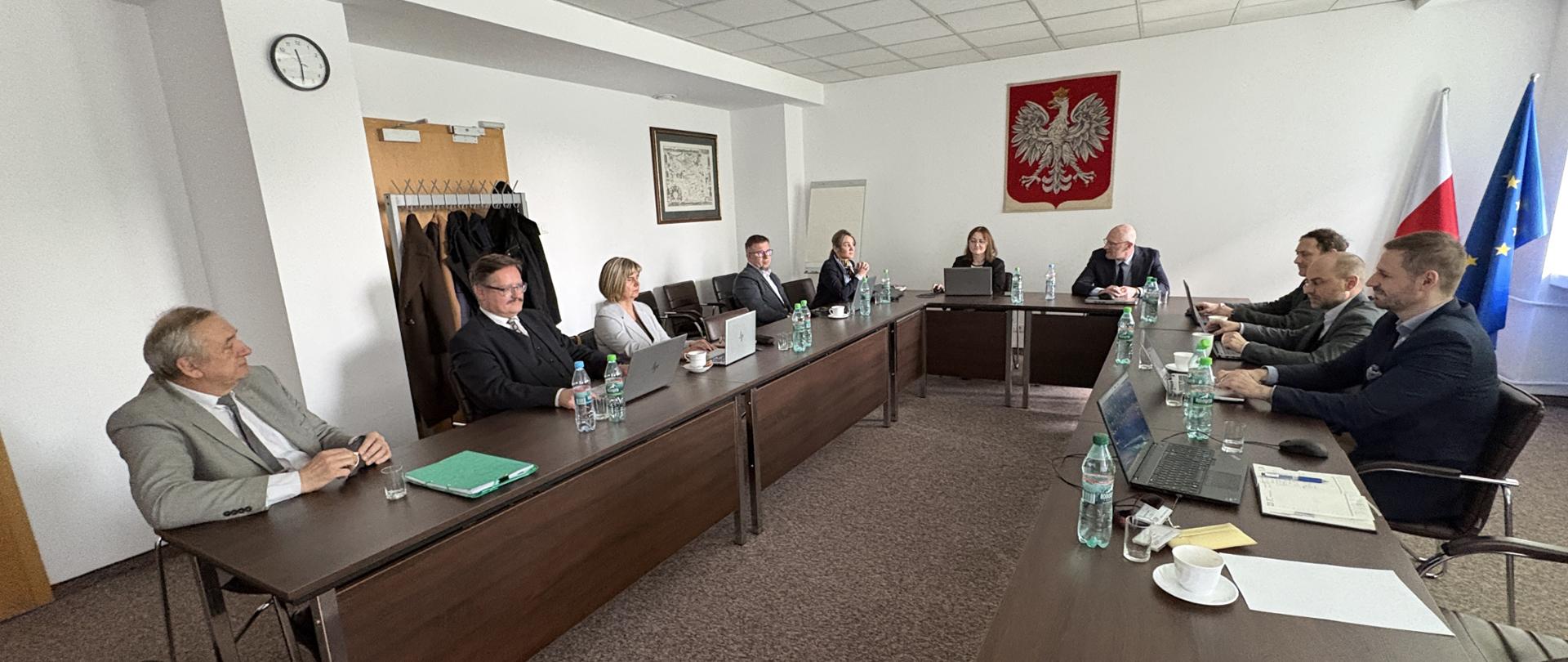 uczestnicy spotkania przedstawicieli Związku Powiatów Polskich z Głównym Geodetą Kraju