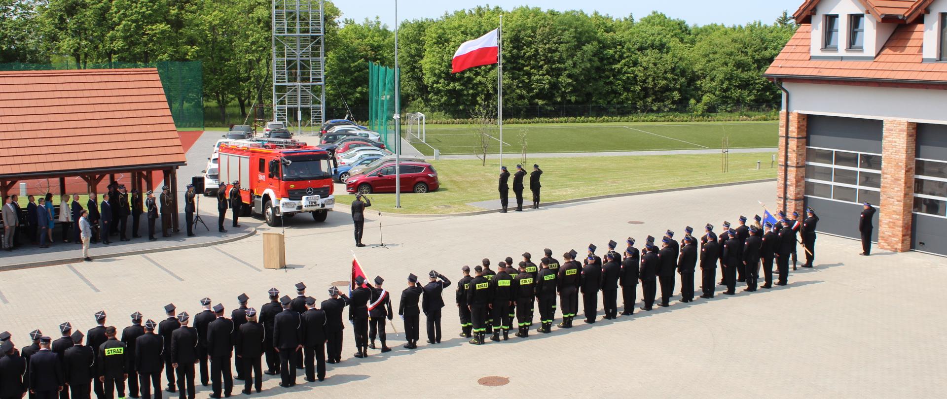 Na placu Komendy Powiatowej Państwowej Straży Pożarnej w Świeciu stoją poddziały strażaków oraz zaproszeni goście podczas odbywających się Powiatowych Obchodów Dnia Strażaka. 