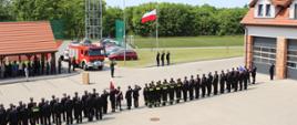 Na placu Komendy Powiatowej Państwowej Straży Pożarnej w Świeciu stoją poddziały strażaków oraz zaproszeni goście podczas odbywających się Powiatowych Obchodów Dnia Strażaka. 
