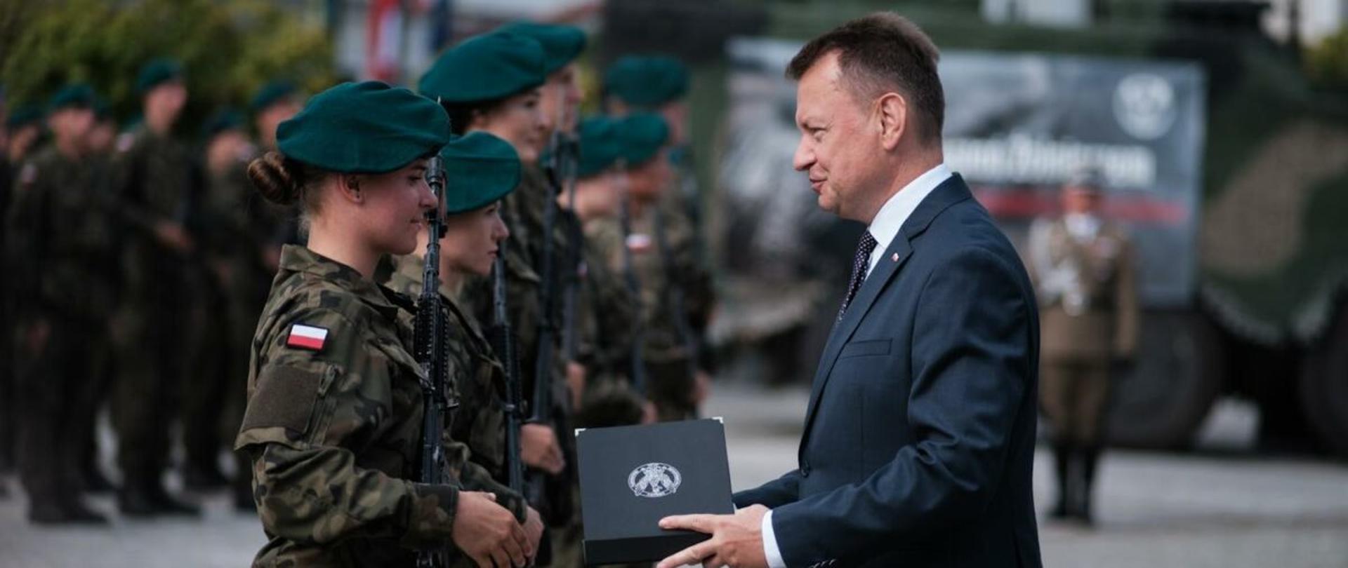 Wicepremier Mariusz Błaszczak wraz z żołnierzami Wojsk Obrony Terytorialnej podczas uroczystej przysięgi