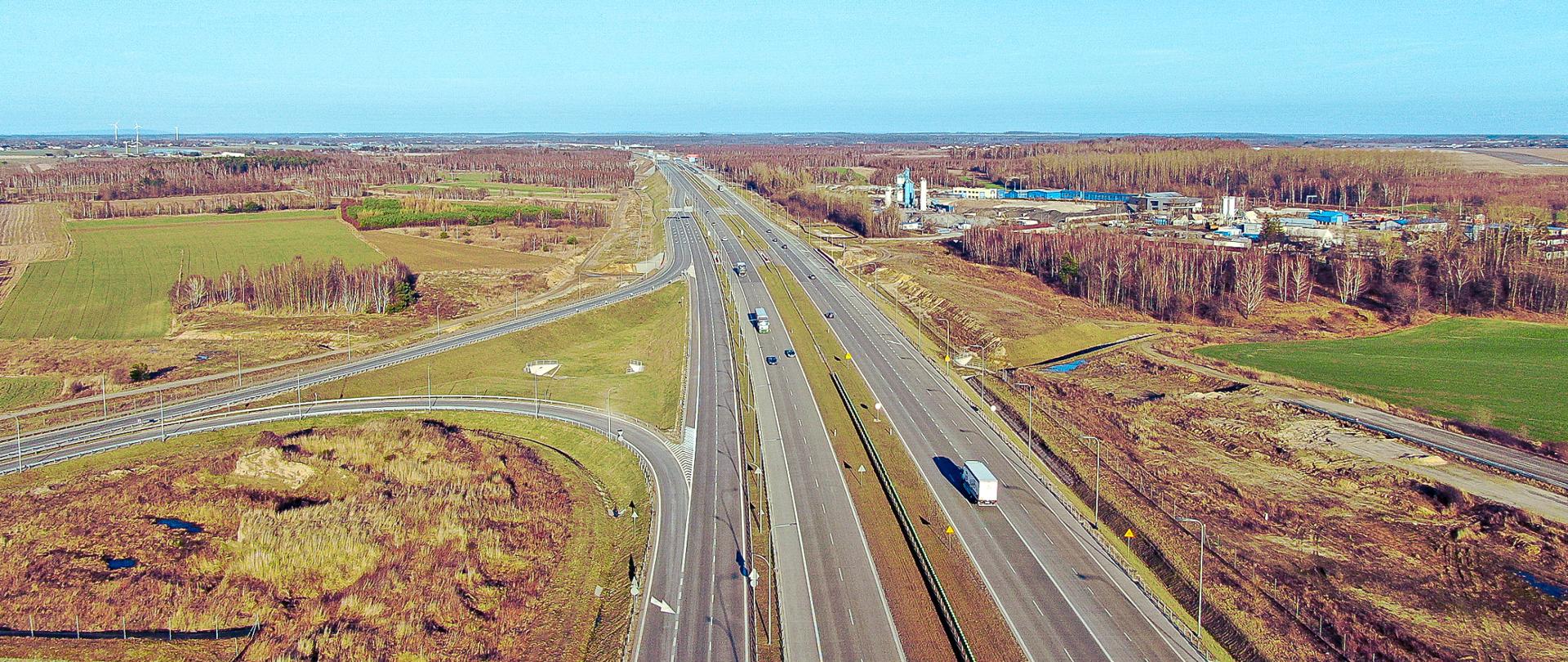 Fotografia lotnicza autostrady A1. Widok znad węzła Częstochowa Północ widok w kierunku północnym.