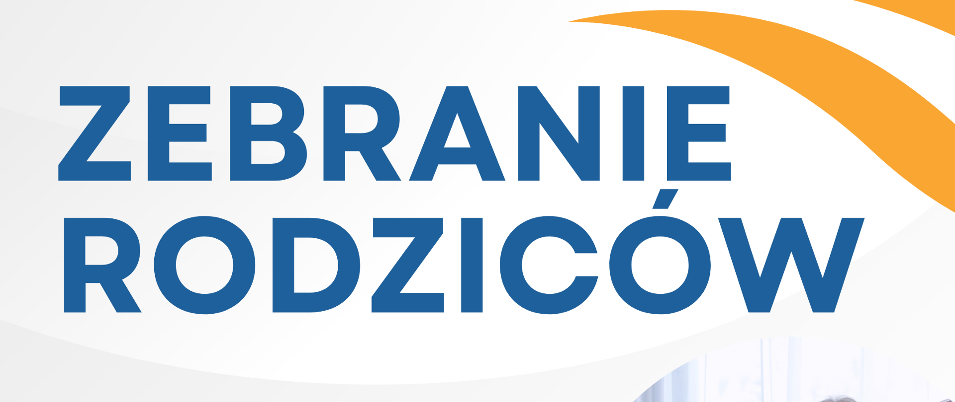 Plakat biały w lewym górnym rogu czarne logo szkoły według ustalonego znaku na samym dole granatowy pas w prawym górnym rogu grafiki przedstawiające bliżej nieokreślone wstęgi i okręgi tekst Serdecznie zapraszamy na zebranie rodziców 28 Września 2026 16:20 sala koncertowa PSM Nysa po prawej stronie zdjęcie dwóch kobiet i dziewczynki siedzących przy stole.