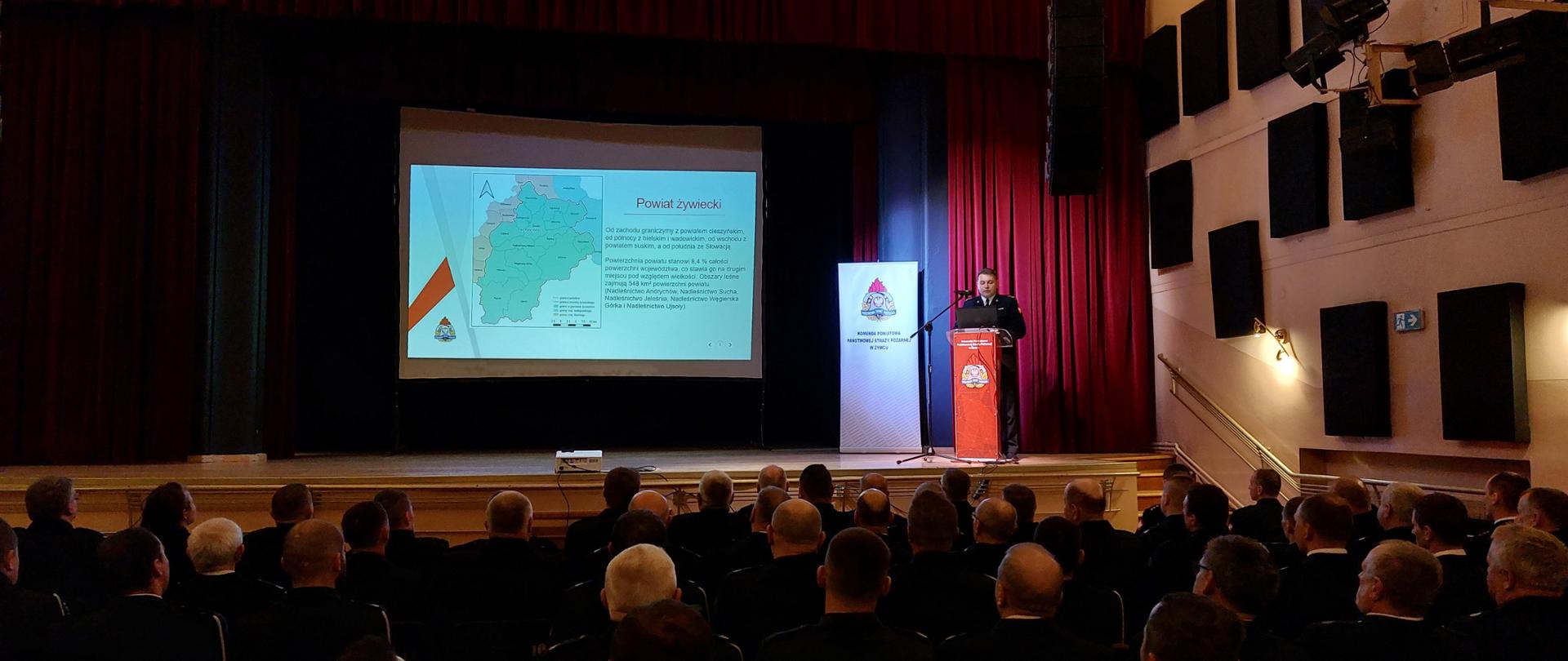 Komendant Powiatowy PSP w Żywcu przedstawia charakterystykę powiatu żywieckiego na spotkaniu z prezesami i naczelnikami OSP.