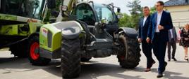 Premier ogląda gospodarstwo.