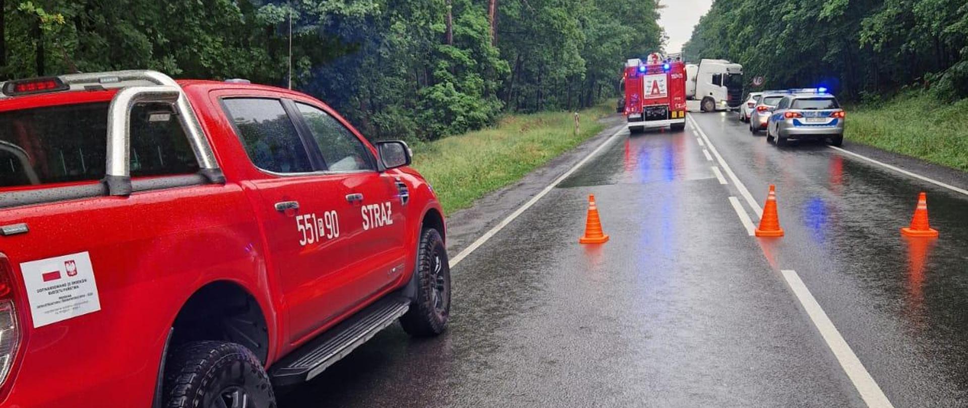 Na zdjęciu widnieją wozy strażackie podczas akcji. 