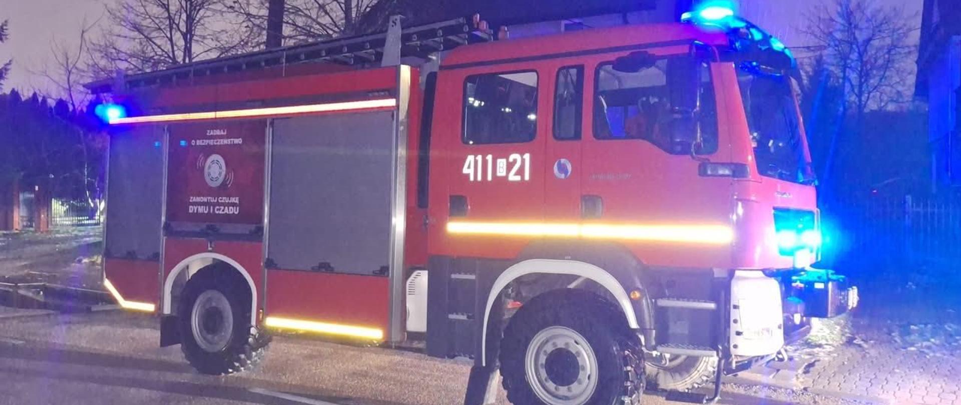 Samochód ratowniczo-gaśniczy podczas działań ratowniczych.