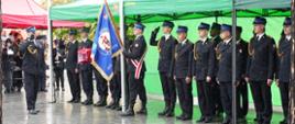 strażacy na placu podczas uroczystości dnia strażaka
