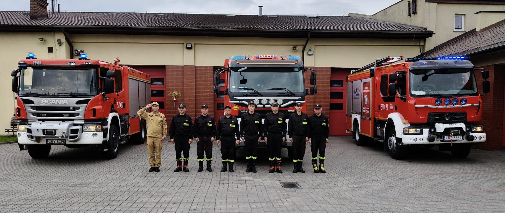 Na zdjęciu strażacy z Jednostki Ratowniczo-Gaśniczej w Rypinie oddający hołd Bohaterom Powstania Warszawskiego w godzinie ‘W’, z okazji 81. rocznicy jego wybuchu.