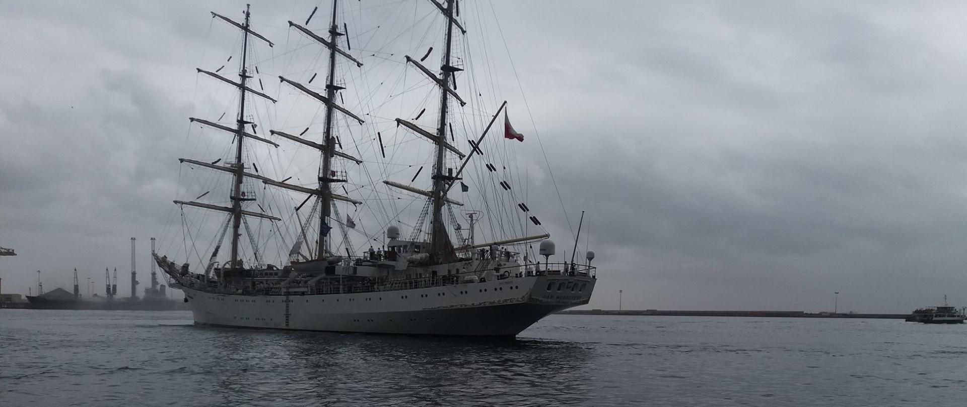 Dar Młodzieży wypływa z portu w Dakarze