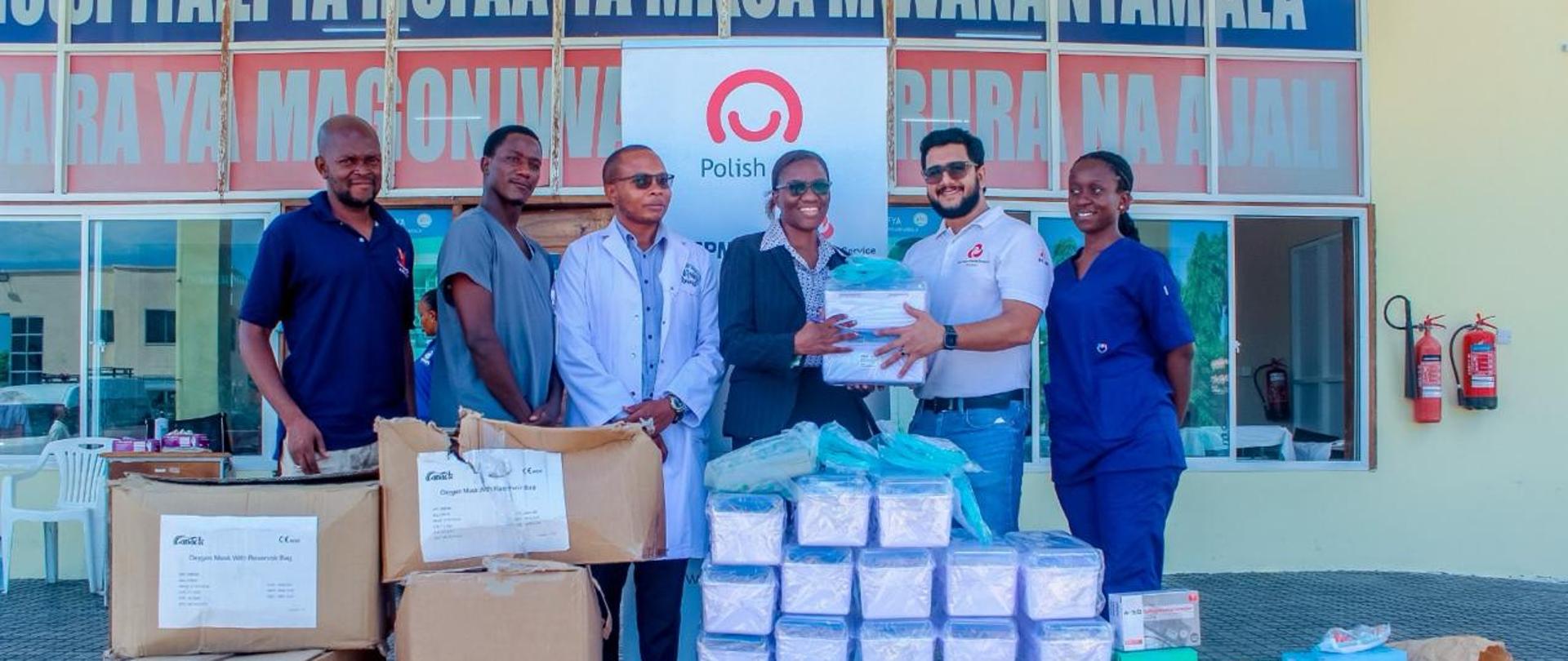 Zdjęcie z przekazania sprzętu medycznego dla regionalnego szpitala w Mwanyalamala. Na zdjęciu obecni przedstawiciele szpitala oraz AKHS.