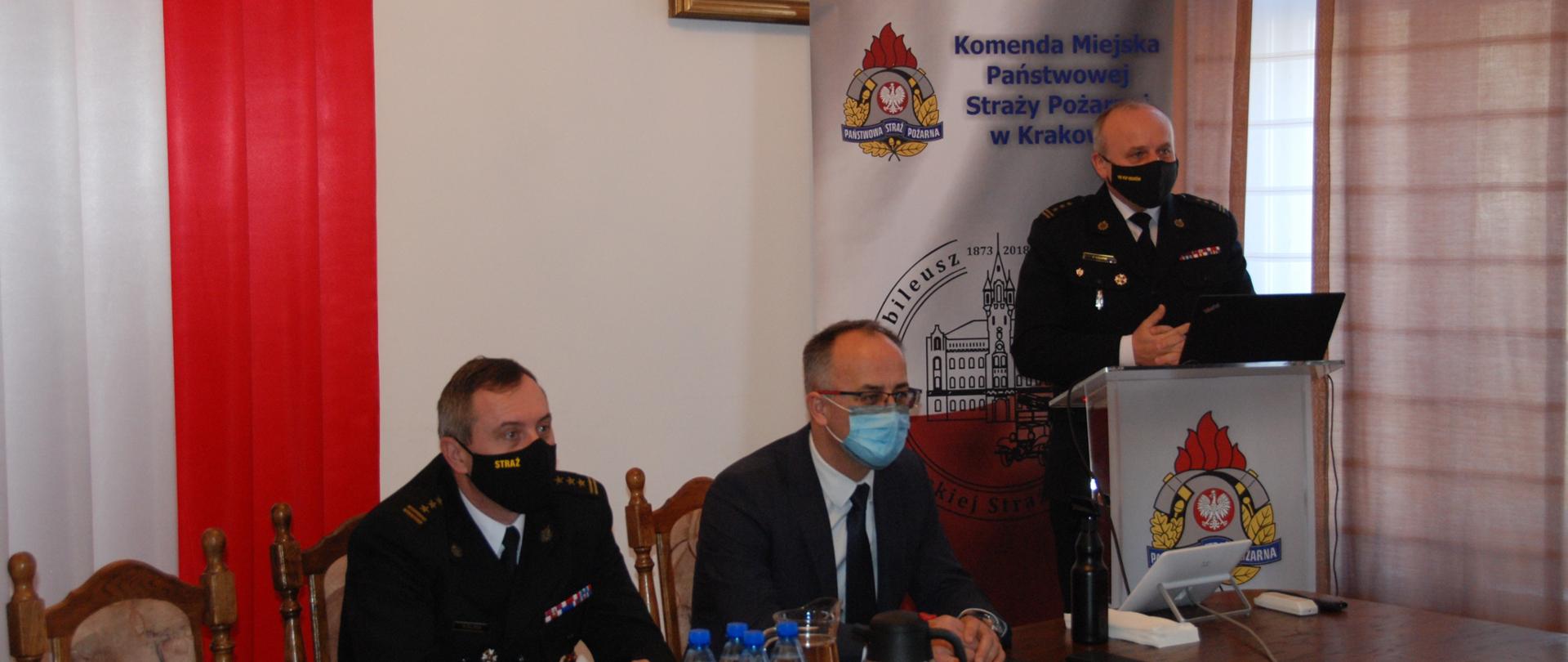 Komendant Miejski PSP referuje zza mównicy.