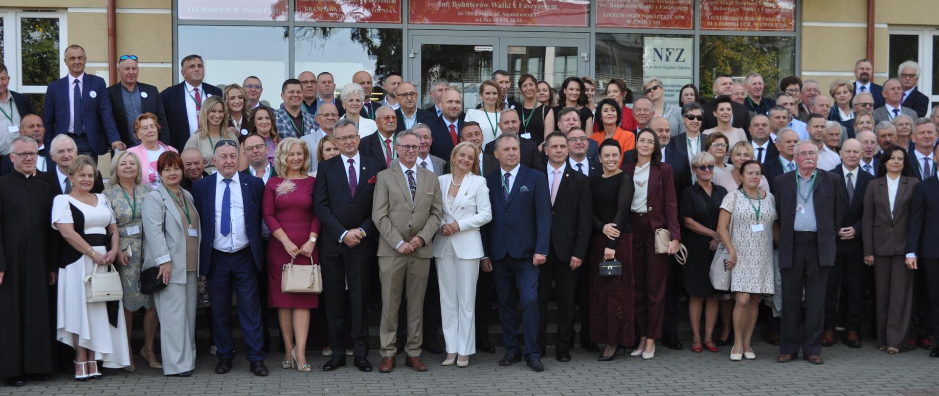 Na zdjęciu widać kobiety i mężczyzn