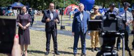 Minister infrastruktury Dariusz Klimczak, minister edukacji narodowej Barbara Nowacka oraz minister spraw wewnętrznych i administracji Tomasz Siemoniak podczas konferencji inaugurującej piknik „Bezpieczne Wakacje” w Rawie Mazowieckiej