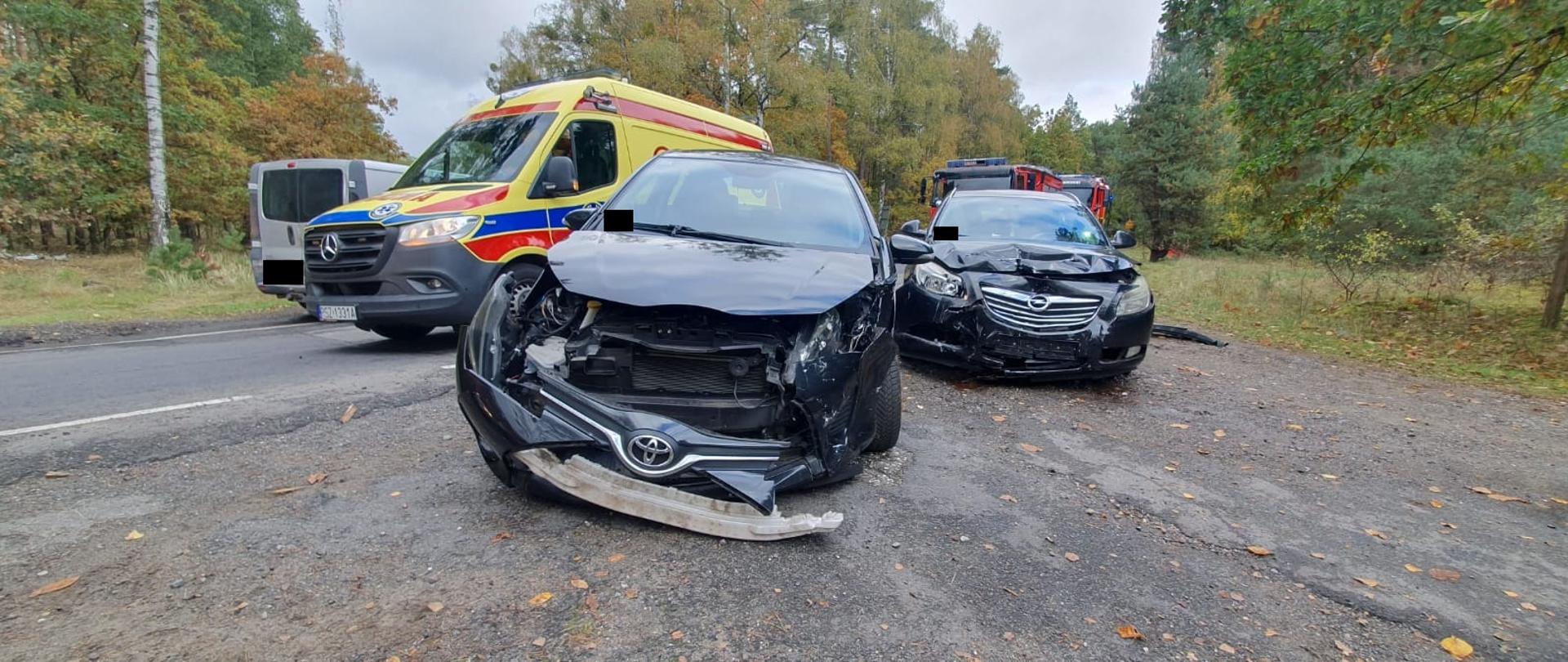 Dwa uszkodzone pojazdy na poboczu drogi